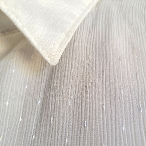 - Vintage 70s Blouse in Crisp White • Button Down • USA Made • Est Medium - Picture 5 of 9